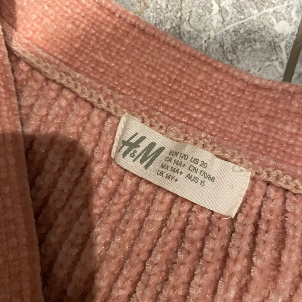 Ny rosa cardigan från Hm. Har tyvärr ingen etikett. Är sååå mjuk!! Rekommenderar. Säljes pga stor garderobrensning. Kika gärna på mina andra annonser, säljer mycket. Samfraktar gärna:). Neuletakit & Villapaidat.