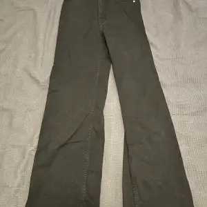 Ett par svarta jeans från hm i storlek 38. Helt ok skick. 