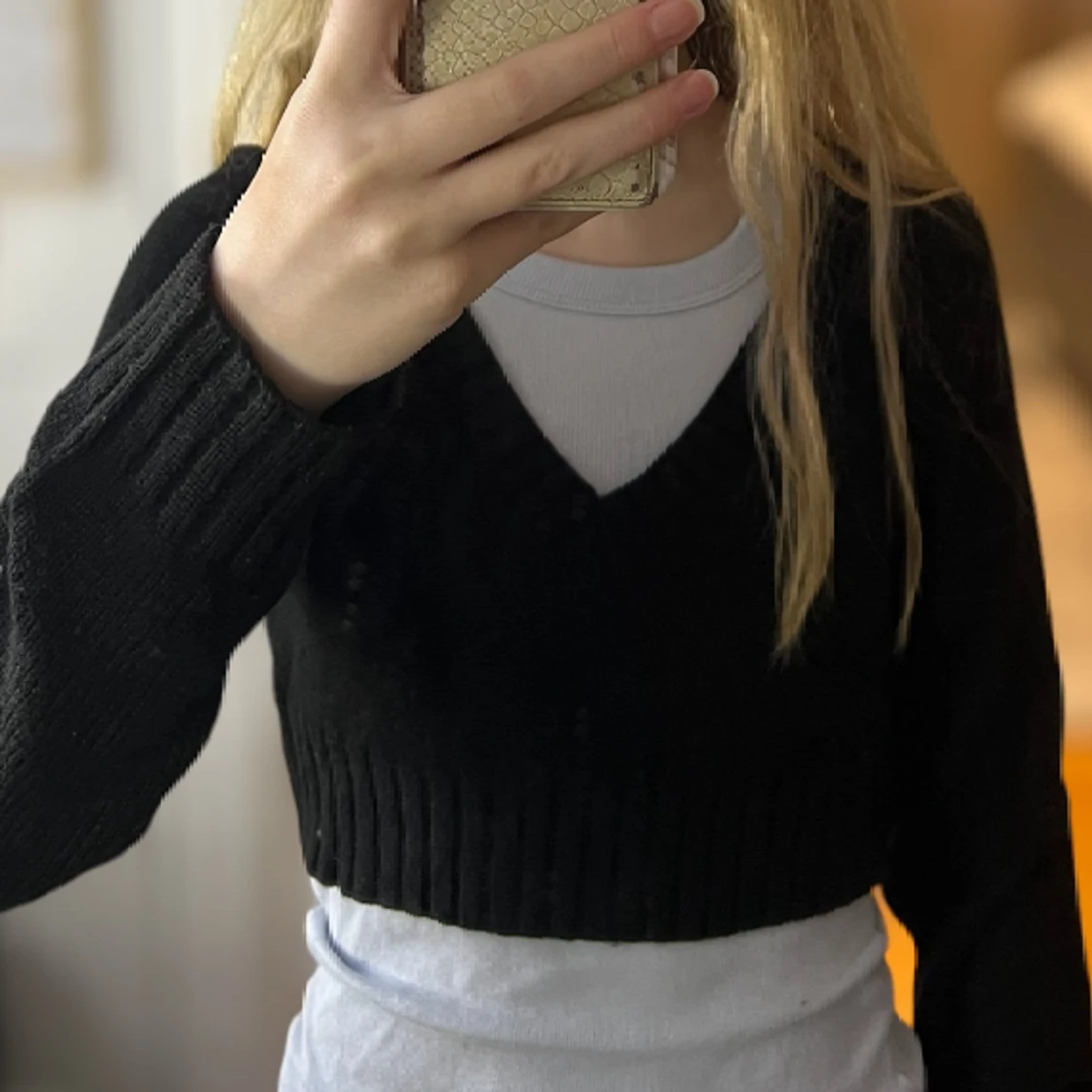 Stickad kort v ringad tröja 