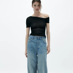 Zara topp! - Säljer denna tröja från zara som ni ser på bilden, tröjan är knappast använd och helt nyskick men säljer pågrund av att den aldrig kommer till användning, pris kan diskuteras☺️