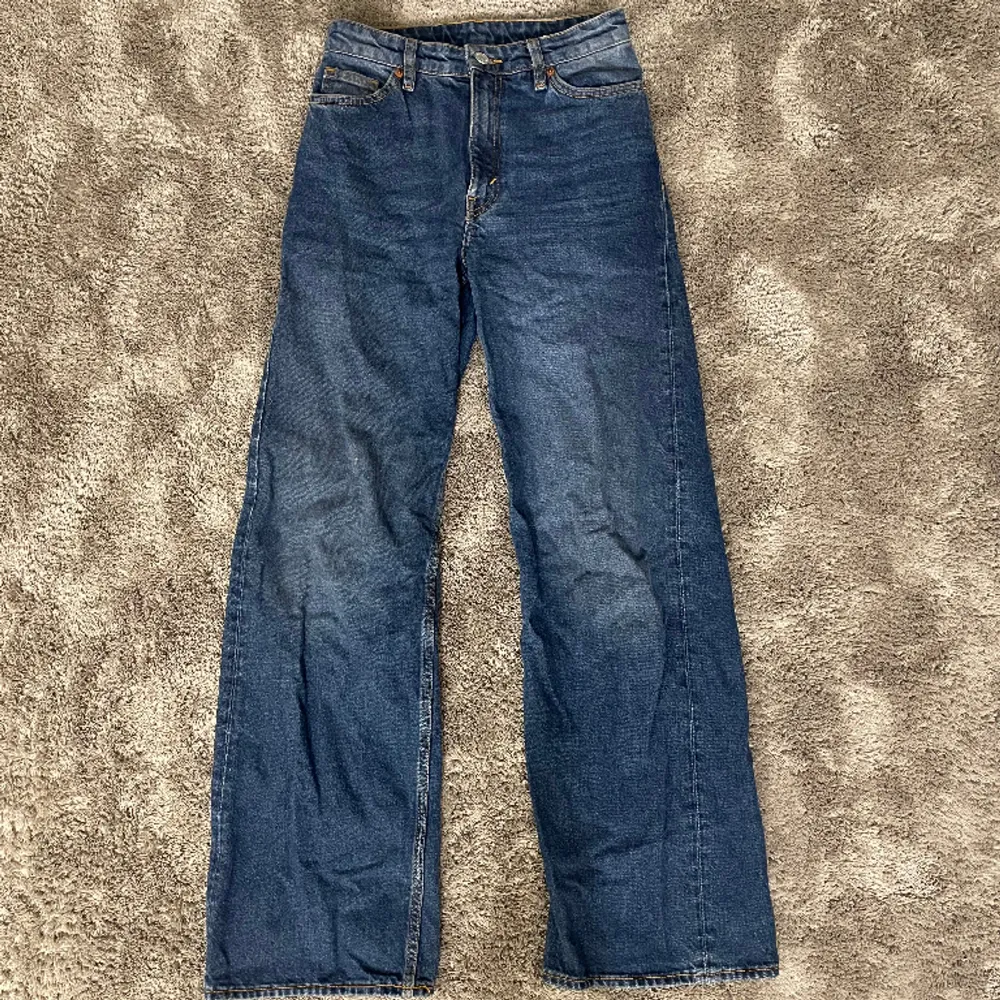 Yoko jeans från monki som inte kommit till så mycket användning på ett bra tag! Inga defekter eller tecken på användning💕 använd gärna köp nu funktionen🛍️💕💖💗. Jeans & Byxor.
