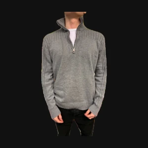 GRÅ ZIPTRÖJA MED DETALJER  - Riktigt fet ziptröja med skön texter på armar och axlar! Skönt material och perfekt till vintern med en skjorta t.ex! Killen på bilden är 170 cm lång. Hör av er vid frågor! 