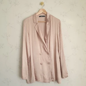 Beige satin kavaj -  Beskrivning kommer upp inom kort