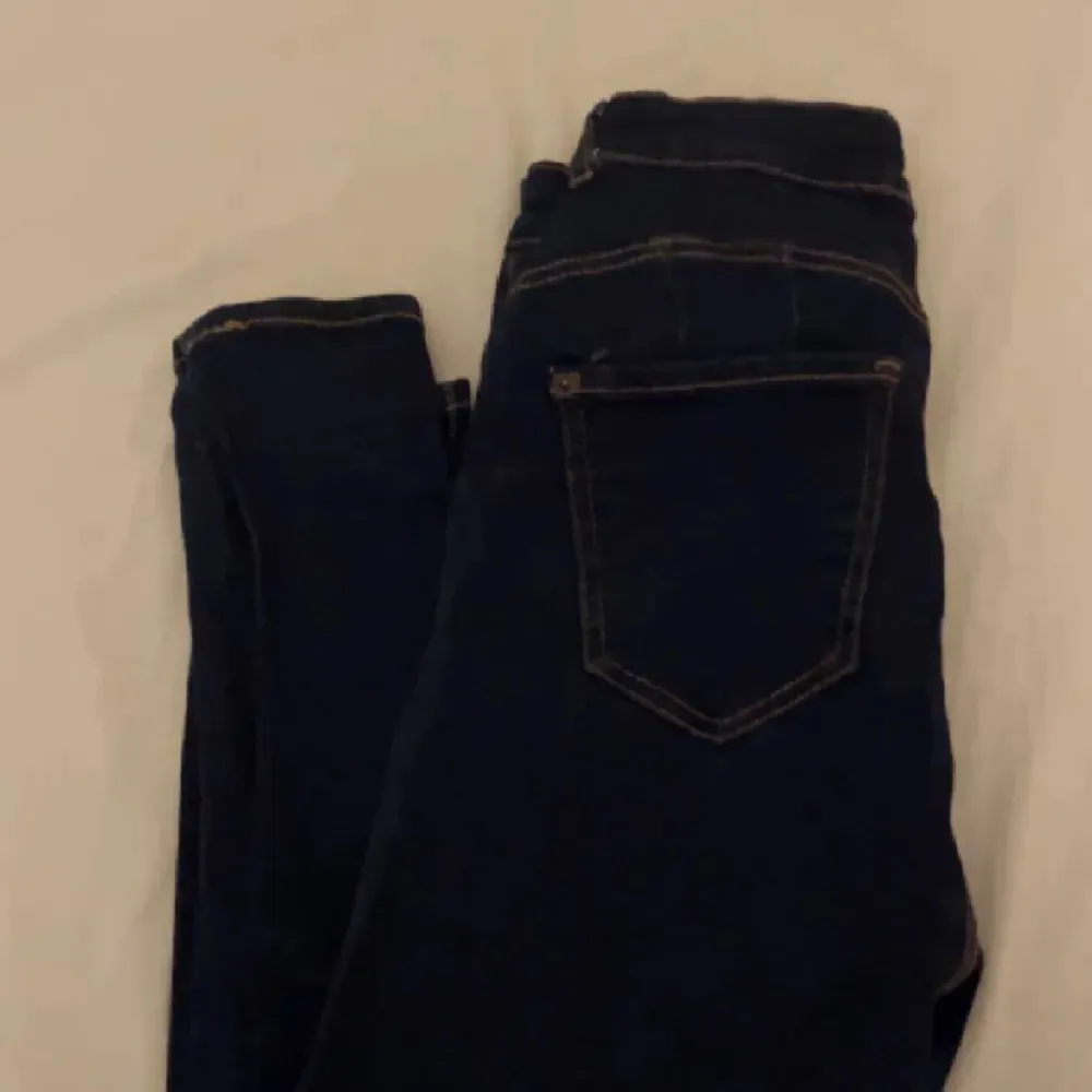 Skinny jeans från Happyholly, köpte på Zalando, helt oanvända!!. Jeans & Byxor.