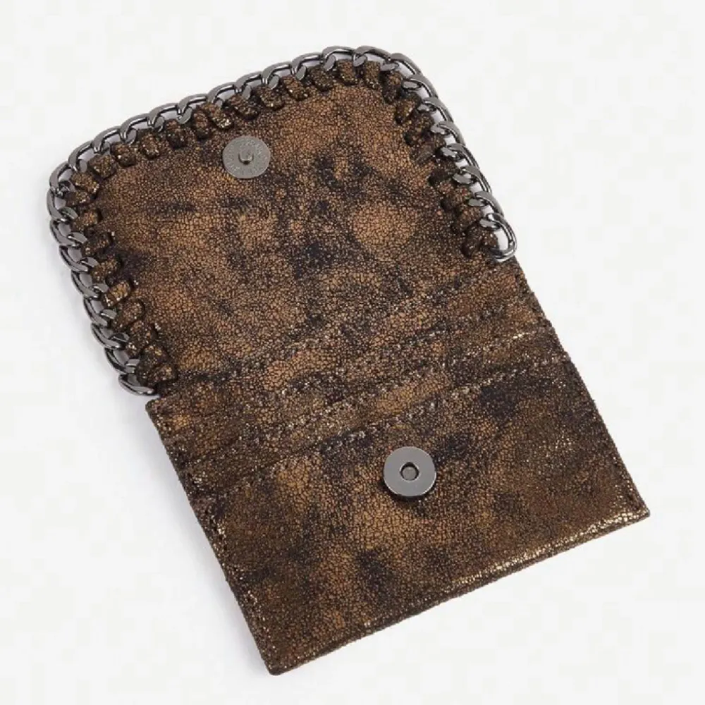 En utav våra populära ”Bella” plånbok i färgen svart🤎. Accessoarer.