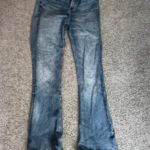Bootcut jeans från Zara som jag säljer eftersom jag aldrig använder. Dom är uppsydda för att passa mig som är 166cm men det går såklart att sprätta upp! Väldigt stretchiga, skulle också säga att det är high rise🩷 (köparen står för frakt!)