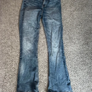 bootcut jeans  - Bootcut jeans från Zara som jag säljer eftersom jag aldrig använder. Dom är uppsydda för att passa mig som är 166cm men det går såklart att sprätta upp! Väldigt stretchiga, skulle också säga att det är high rise🩷 (köparen står för frakt!)