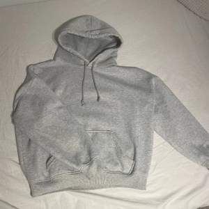 Helt vanlig grå hoodie köpt på bikbok för 300kr. Köp via köp nu funktionen 
