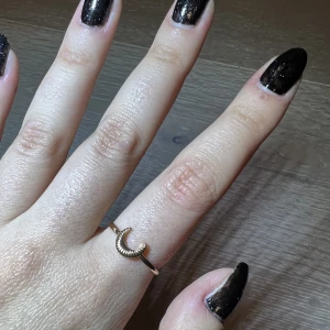 Måne ring - Säljer denna guldfärgade ringen med en måne som motiv. Den kommer inte till användning men är väldigt söt!