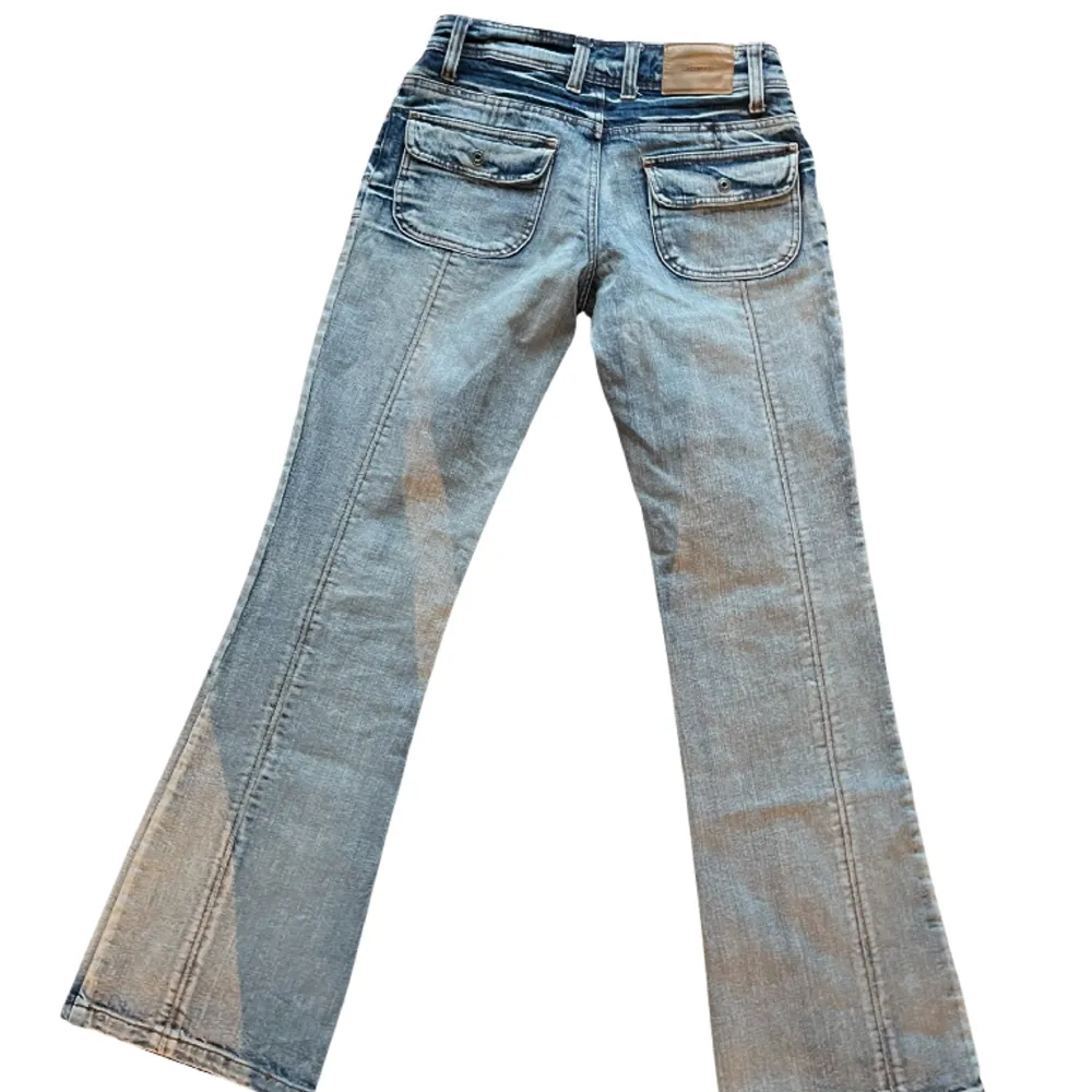 Jeans med ljusare tvätt med mörka detaljer💙. Jeans & Byxor.