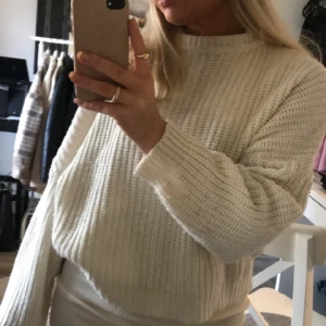 Stickad tröja  - En stickad tröja från EVEN&ODD, väll använd & lite knottrig men går att ta bort/ därav priset💗Lagom längd men ändå mot det kortare hållet💗enkel att styla!💗