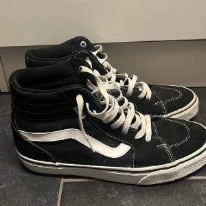 Säljer dessa riktigt najs Vans skorna som är i bra skick. Dom är i storlek 41 . Det är bara att skriva om du har fler frågor. 