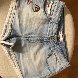Levis shorts - Säljer dessa jätteunika Levis shorts💕strl:14 men motsvarar typ 32-34! Jättefint skick och nästan helt oanvända! 