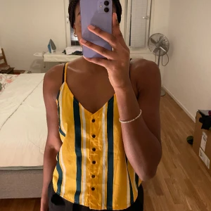 Topp - Fin randig topp med knappar, som inte längre kommer till användning💕