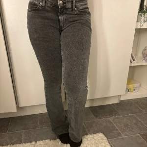 Gråa lågmidjade jeans från Gina tricot. Som nya aldrig använt💗💗 storlek 34
