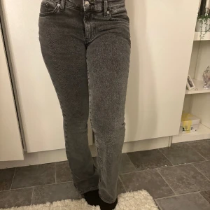Gråa jeans - Gråa lågmidjade jeans från Gina tricot. Som nya aldrig använt💗💗 storlek 34