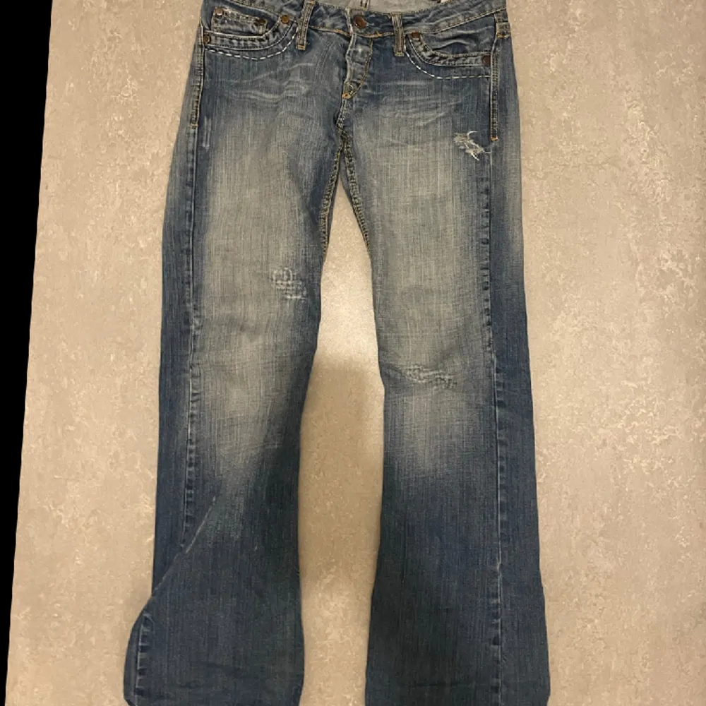 Jätte fina unika jeans med tryck som inte längre kommer till användning!! . Jeans & Byxor.