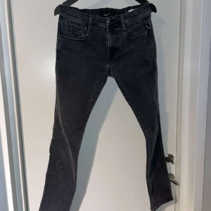 ReplayJeans  - Svarta replay jeans i stl 30/32