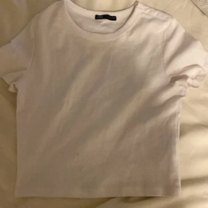 Vit tröja från zara - Liten brun fläck som går bort i tvätten,annars väldigt fint skick 