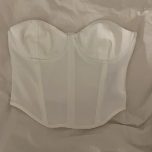 Vit korsett topp från Zara🤍 - Säljer denna superfina korsett toppen från Zara, toppen är aldrig använd🤍
