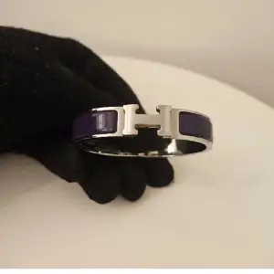 Säljer nu ett riktigt snyggt Hermes armband. Armbandet är oanvänt och just denna färg är väldigt svår att hitta. Skriv vid funderingar!😁