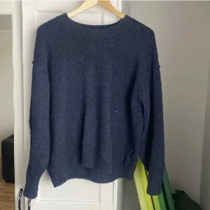 Stickad tröja! - Mörk blå stickad tröja från weekday!! I jätte bra skick