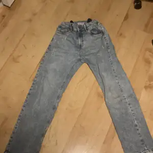 Ett par Jeans byxor som är sköna att ha på sig 