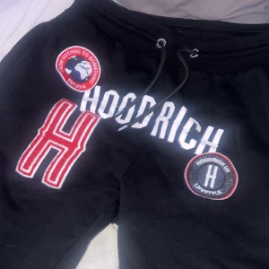 Hoodrich byxor - Säljer nu mina hoodrich byxor eftersom jag har bytt stil. Dom är använda 4-5 gånger så dom är nyskick. Nypris är runt 900kr