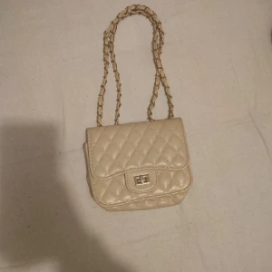 Väska ny beige  - Väska helt ny köpt för 300 säljer för 100 kr. 