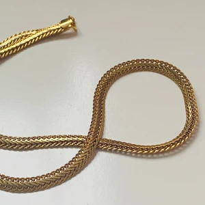 Halskedja  - Vacker guldfärgad halskedja  Stämplat 3 Okänt material 