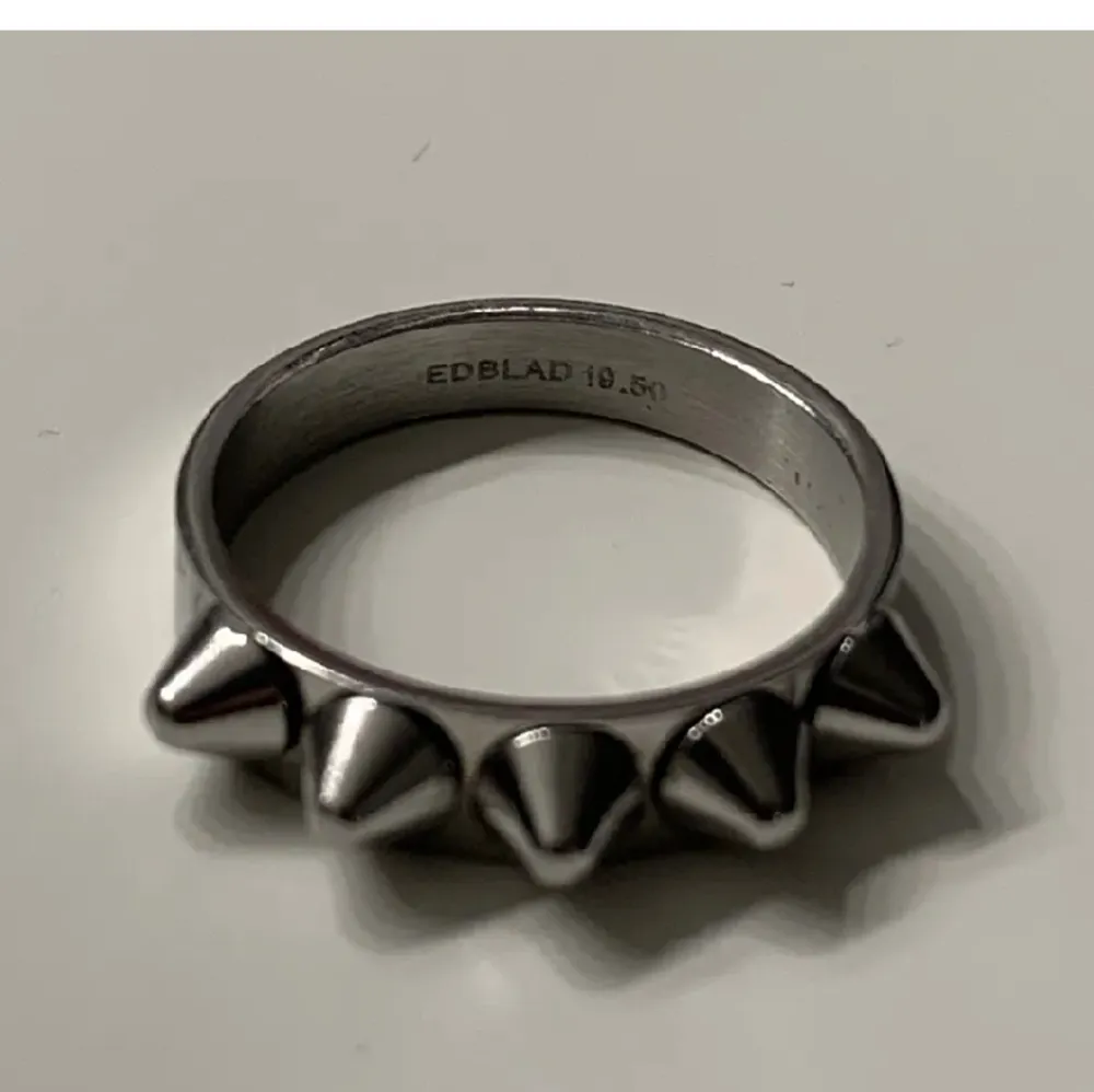 Säljer min Edblad ring, Peak Ring Single Steel då den är för stor❤️ De finns nästan inga tecken på användning förutom lite lite skrap på undersidan (som inte alls syns när man har på sig den)❤️ Skriv om det finns några frågor!. Övrigt.