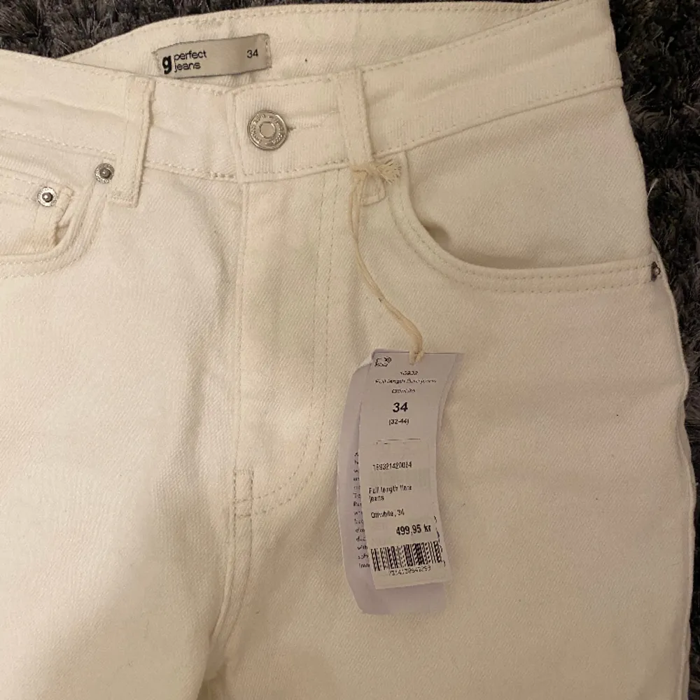 Vita full lengtj flare jeans med medelhög midja. Aldrig använd med lappen kvar!. Jeans & Byxor.