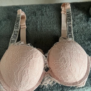 victorias secret bh - helt ny rosa bh från victorias secret strl 75B! tar endast swish 