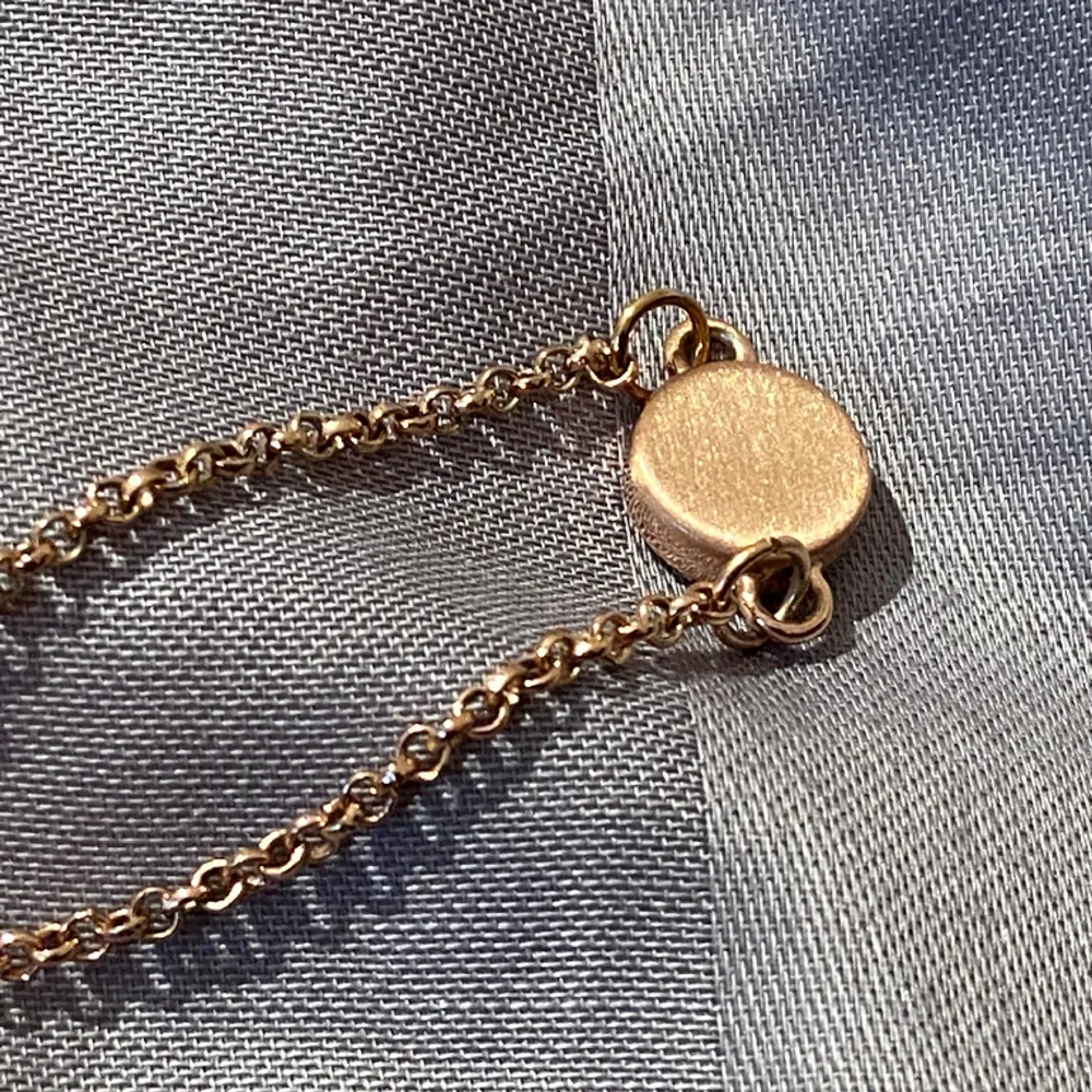 Guldarmband från Snö of Sweden. Jättefint och nästan aldrig använt, därmed bra skick! Orginalpris var runt 300kr.. Accessoarer.