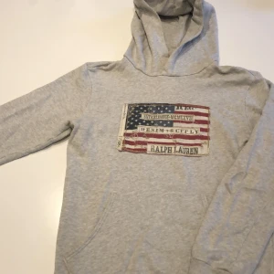 Hoodie från Ralph Lauren denim&supply - Hoodien har inga hål och är i bra skick. Storlek S och har en normal passform