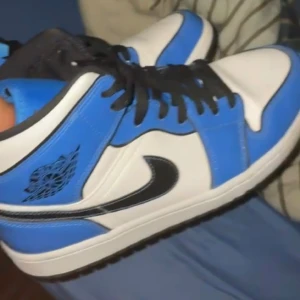 Jordan 1 Mid Signal Blue - Bra skick, köpt för ganska bra tag sen men har tyvärr inte kommit till så stor användning.