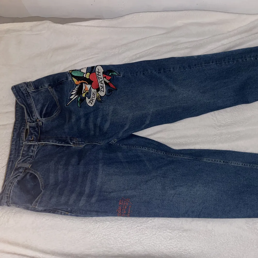 Ed Hardy jeans köpt på zalando för 1 år sen. Använd Max en gång, nyskick. Nypriss: 1400kr. Köpt på killavdelningen men passar lika bra för tjejer också. Har du frågor kontakta mig gärna💗Använd helst ”köp nu” funktionen ☝️. Jeans & Byxor.
