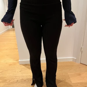 Svarta byxor - Säljer mina svarta byxor som är lite ribbade i tyget och med två ”snittar” längst ner💗kommer inte till användning 