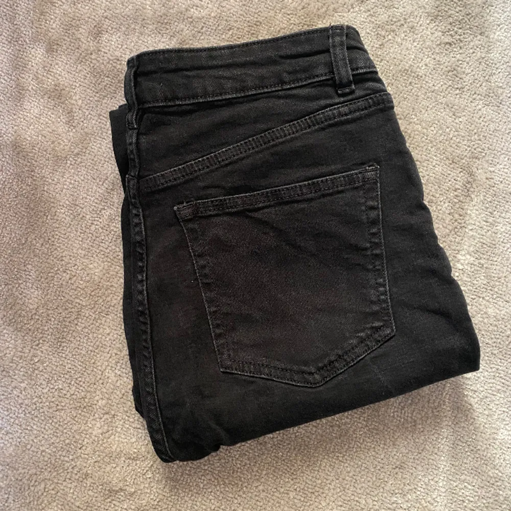 Utsvängda jeans från H&M. Jeans & Byxor.