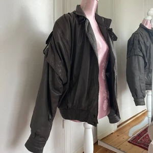 Skinn jacka  - Grå jacka i äkta skinn/läder🩶 som en oversized M.