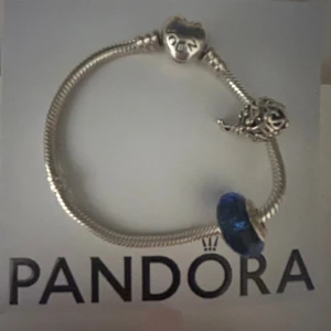 Pandora armband - Säljer detta trendiga o h snygga pandora armband då de inte längre kommer till användning 🩷 super bra skick, använt 1-3 ggr och inga defekter, två berlocker finns på och köptes för 999kr ❤️