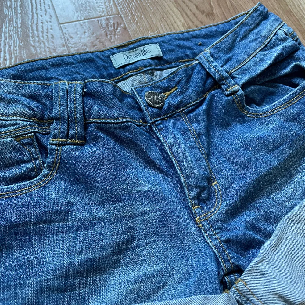Ett par shorts som är i väldigt bra skick och väldigt lågmidjade 🔆 har inga defekter och säljs pågrund av att dom inte kommer till användning, har även använts ett fåtal gånger . Shorts.