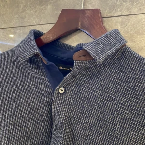 Massimo Dutti Tröja - Säljer nu denna snygga, blå Massimo Dutti tröjan i storlek S. Tröjan är knappt använd och är i ett väldigt fint skick. Skriv gärna vid frågor! :)