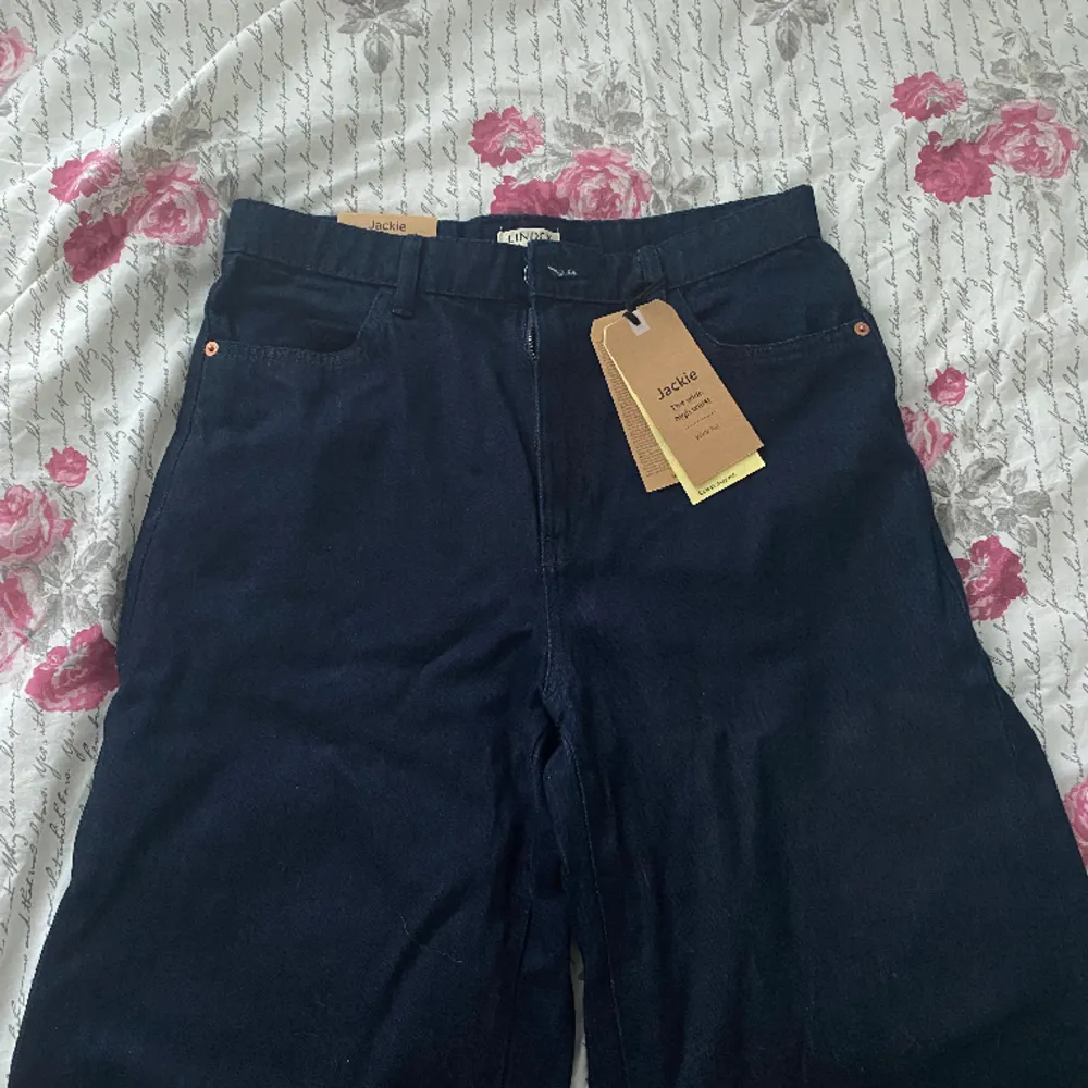 Säljar dem eftersom de är för stora. Jag använde dem bara en gång för att prova, och etiketterna finns fortfarande kvar. Originalpris 599kr. Jeans & Byxor.