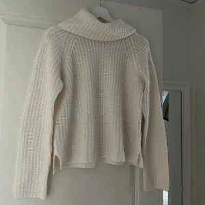 Stickad tröja - Vit stickad tröja med krage 