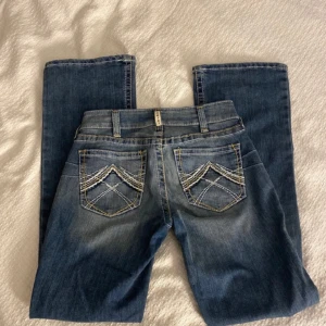 Low waist jeans! - Riktigt snygga lågmidjade jeans från Ariat! Köpt för 1099 kr men använda några enstaka gånger. Säljer för 500kr plus frakt! Inga skador på dom.  Midjemått: 38cm och innerbenlängd: 83cm 