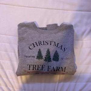 Jul sweatshirt -  Sweatshirt köpt från Holly White helt ny. Köpte förra året och kom inte till användning. Säljer alltså för att den är för liten och är ganska liten i storleken 