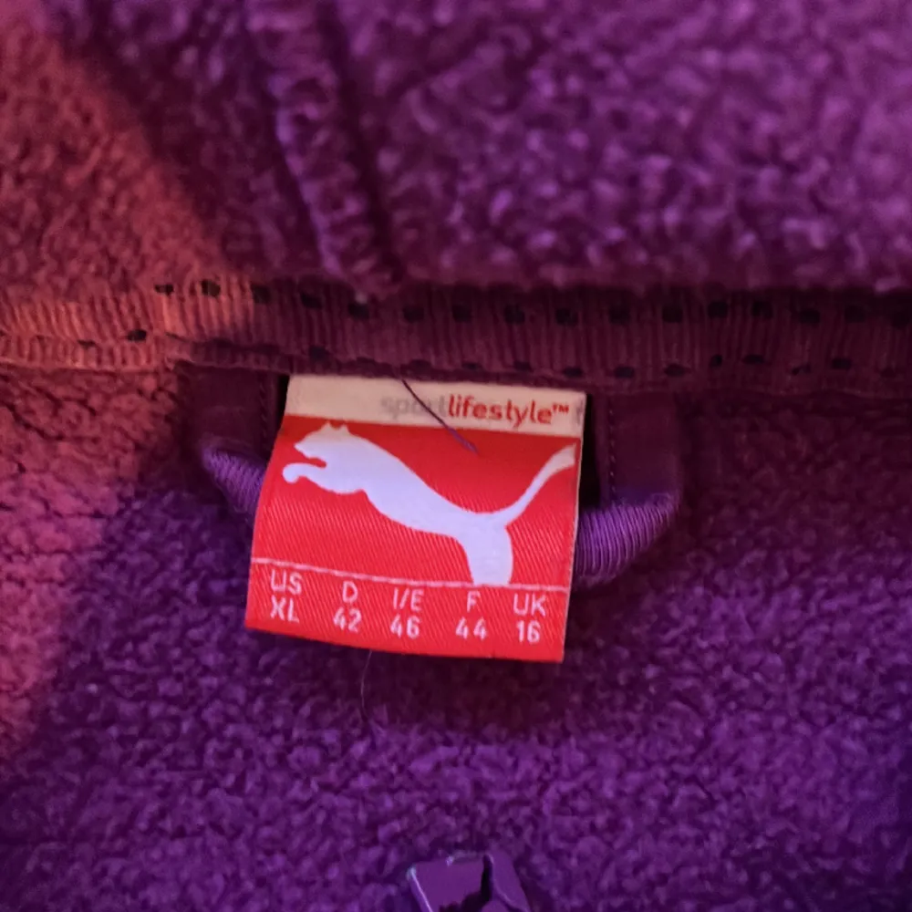 Zip hoodie från Puma, väldigt använt skick och köpt säcken hand känns inte som en xl utan mindre om den är lite oversize. Hoodies.