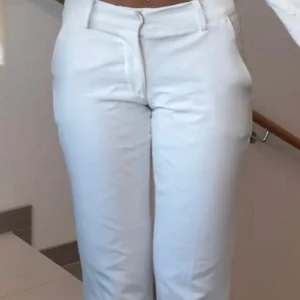 kostymbyxor - Vita kostymbyxor i strl 32🤍