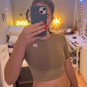 Croppad tränings t-shirt - Helt ny croppad tränings t-short från lager 157. Aldirg använd